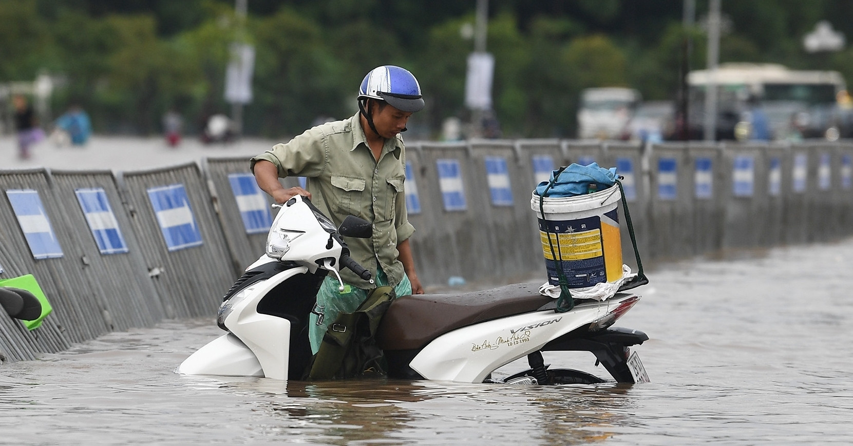 Cập nhật: 106 điểm ngập, 23 tuyến đường tê liệt có nơi sâu tới 1m ở Hà Nội