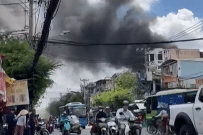 Cháy dữ dội kho hàng gần chợ lâu đời ở TPHCM, khói đen bao trùm khu dân cư