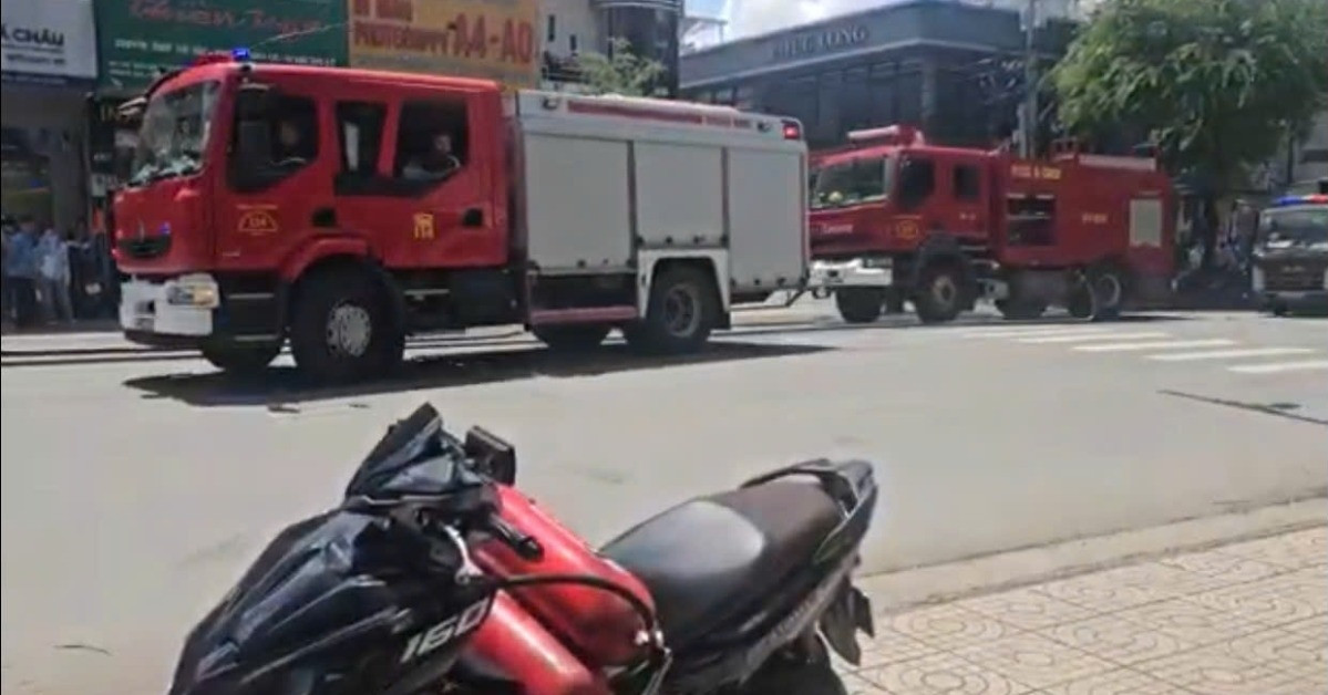 Cháy dữ dội kho hàng gần chợ lâu đời ở TPHCM, khói đen bao trùm khu dân cư