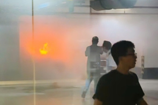 Cháy ô tô trong hầm giữ xe trung tâm thương mại ở TPHCM