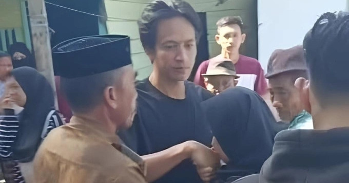 Chồng tổ chức nghi lễ &amp;apos;trao vợ cho nhân tình&amp;apos; trước mặt 2 gia đình