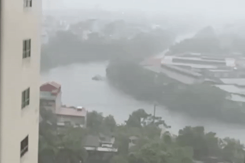 Clip tia sét cực mạnh 'xé toạc' bầu trời tại Hà Nội