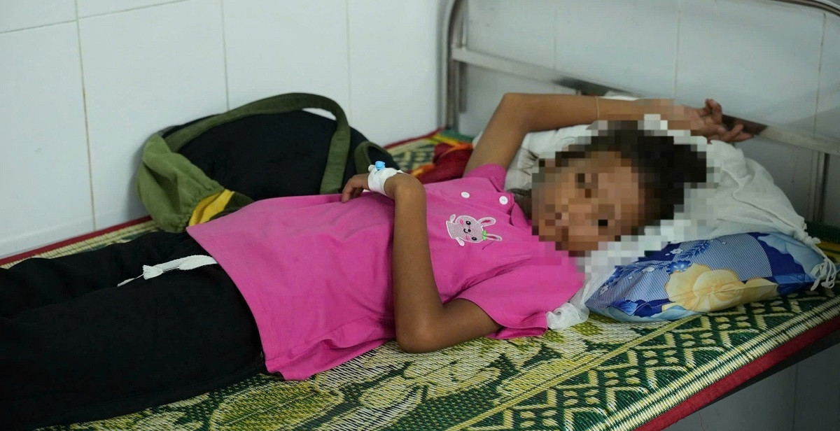 Có vi khuẩn gây ngộ độc trong mẫu thức ăn khiến 40 học sinh phải nhập viện