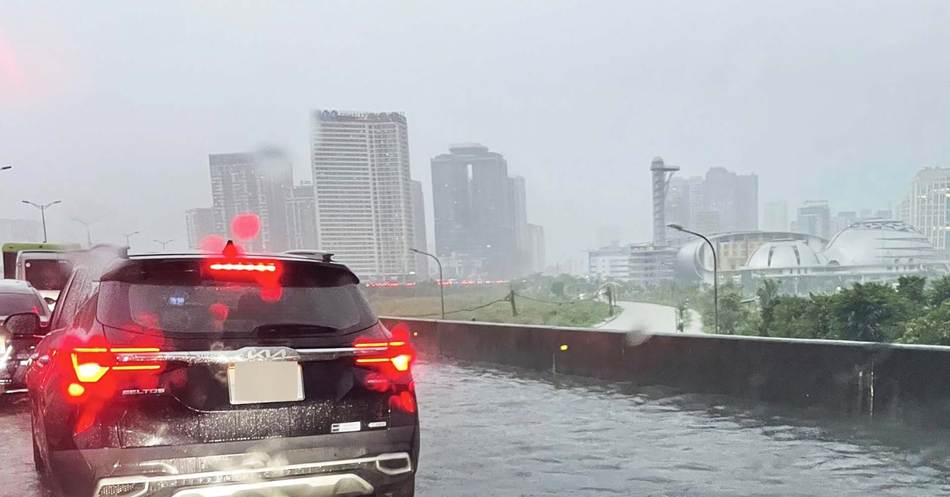 &amp;apos;Cơn ác mộng&amp;apos; lúc sáng sớm tại Thủ đô, nước mênh mông tuyến vành đai 3 trên cao