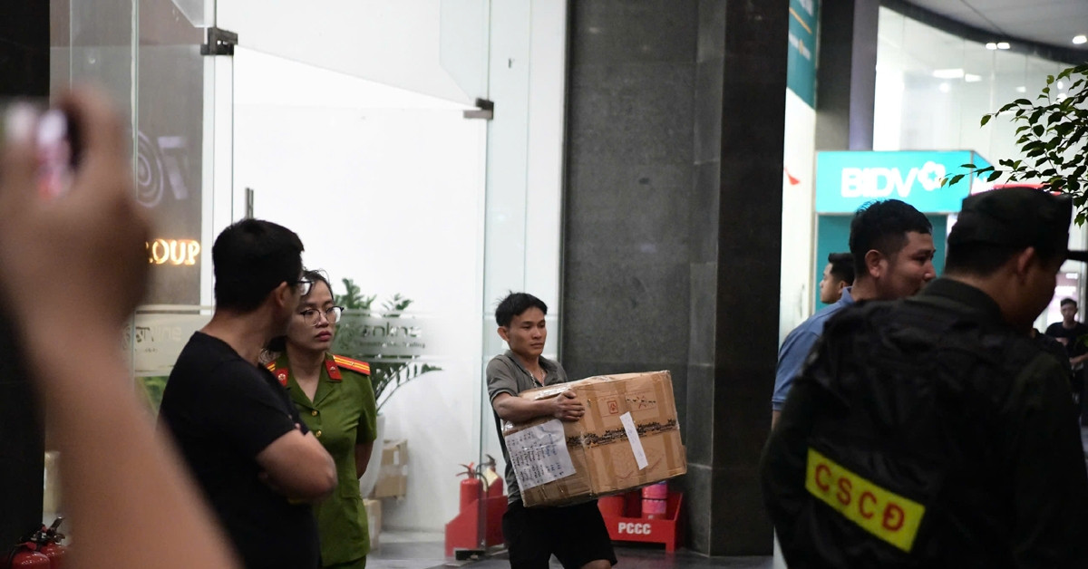 Clip công an điều xe tải chở nhiều thùng tài liệu từ trụ sở công ty của Shark Bình