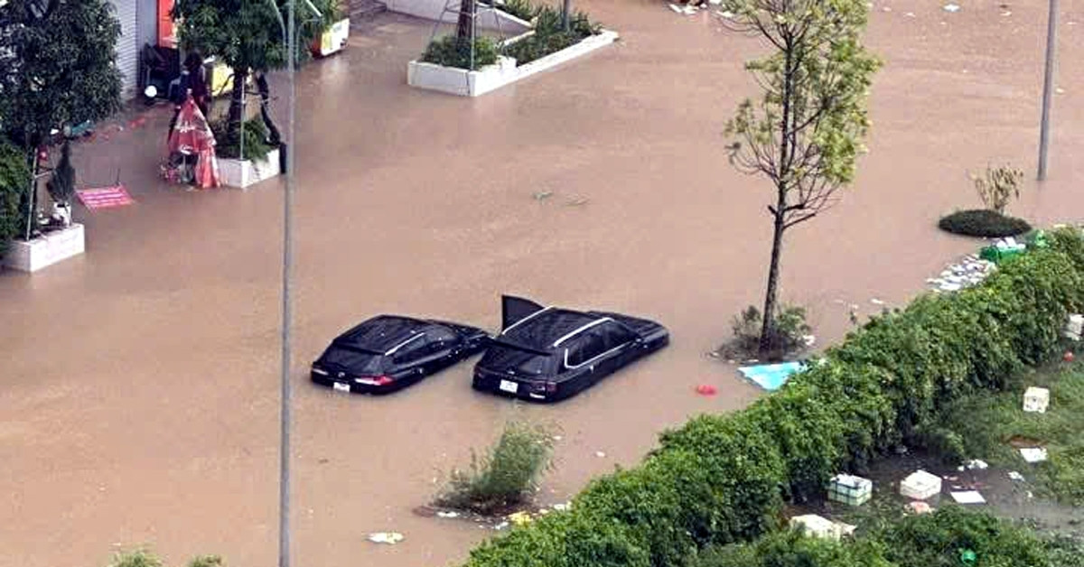 Cư dân &amp;apos;vựa nước&amp;apos; Hà Nội xót ruột nhìn ô tô chìm, lối ra vào bị cô lập