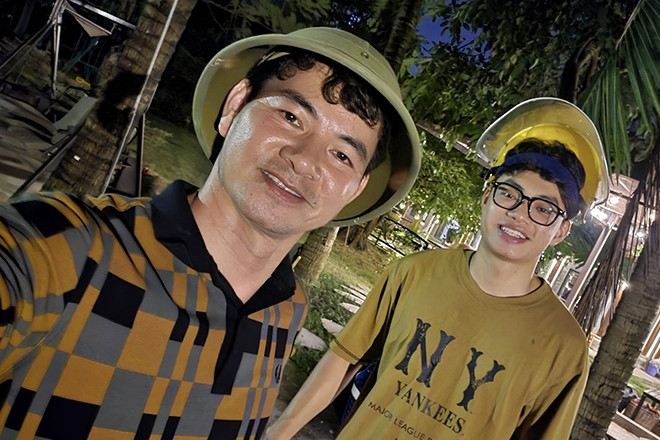 Cục trưởng Xuân Bắc và con trai dọn cây chống bão, Mỹ Tâm xinh như công chúa