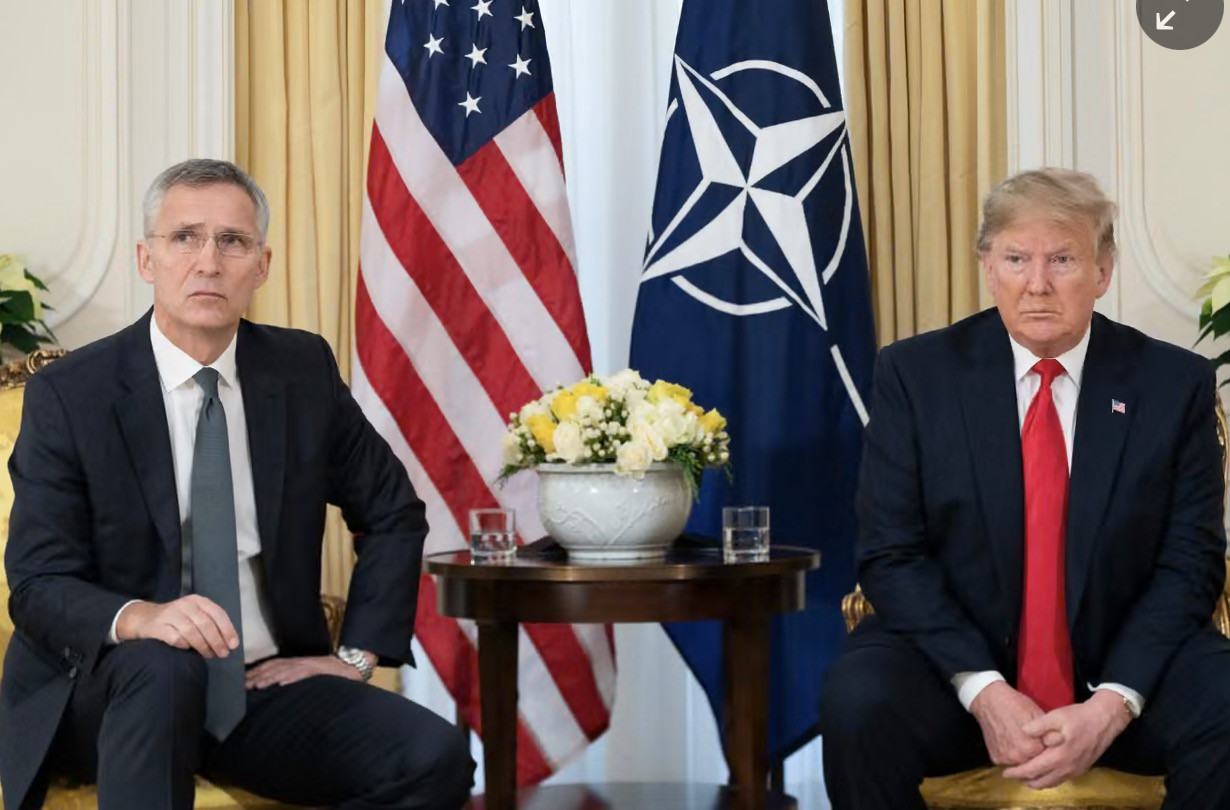 Cựu Tổng thư ký NATO và ông Trump. Ảnh: Nhà Trắng