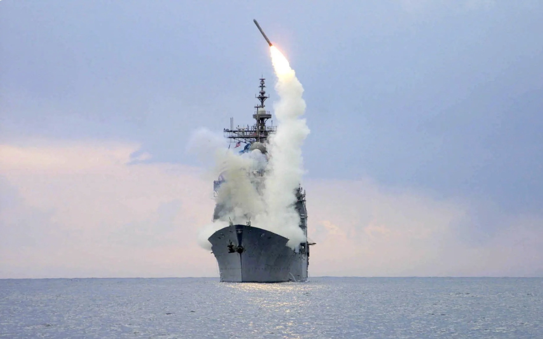 Tên lửa Tomahawk được phóng từ tàu Mỹ. Ảnh: EFE/EPA