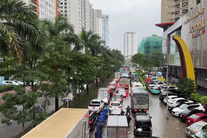 Giao thông tê liệt vì ngập, người dân Hà Nội tranh thủ ăn ngô chờ di chuyển