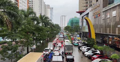 Giao thông tê liệt vì ngập, người dân Hà Nội tranh thủ ăn ngô chờ di chuyển