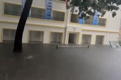 Hà Nội ngập sâu do bão Matmo, nhiều hộ dân tất bật tát nước chống ngập