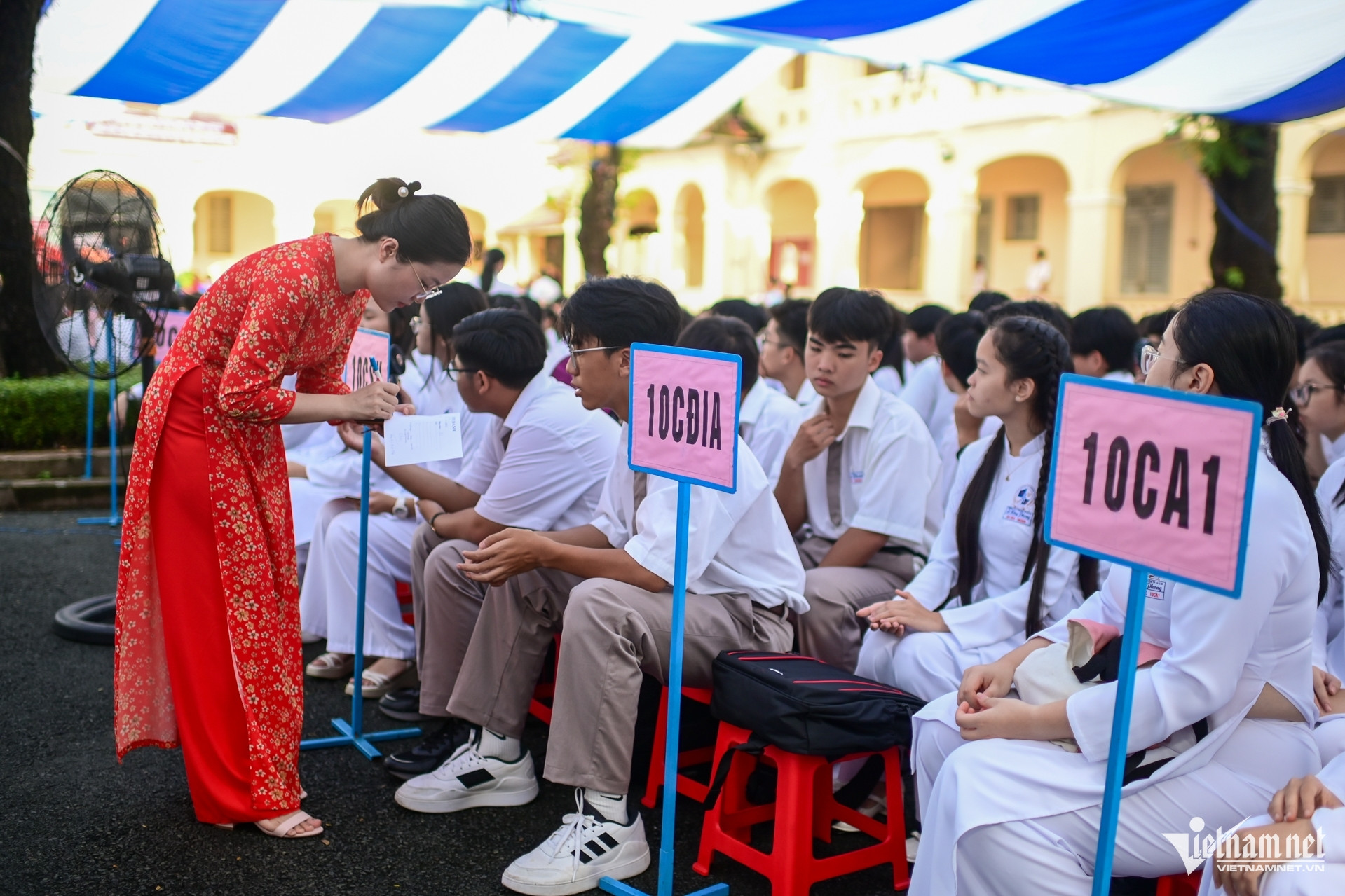 Học sinh xúc phạm giáo viên có thể bị tạm cách ly khỏi môi trường giáo dục