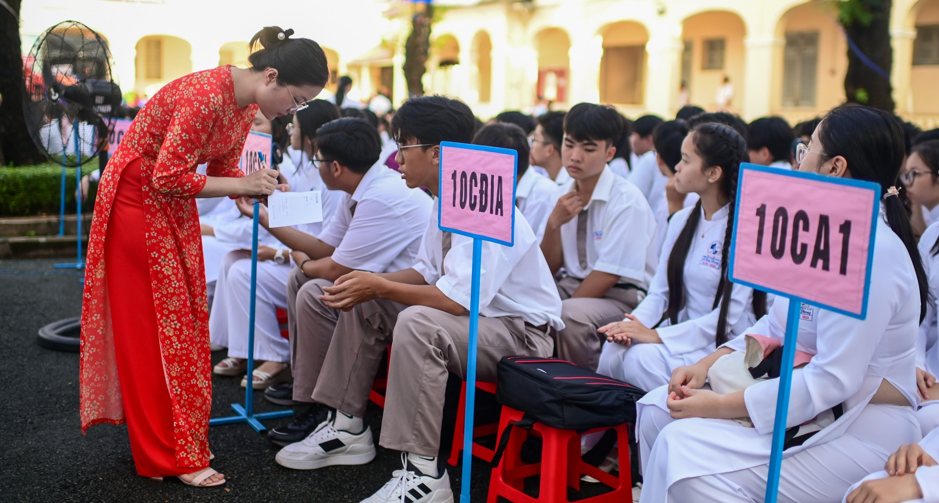 Học sinh xúc phạm giáo viên có thể bị tạm cách ly khỏi môi trường giáo dục