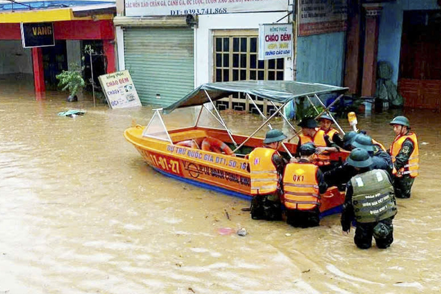 Khắp nơi ở Thái Nguyên, Lạng Sơn ngập sâu trong nước lũ