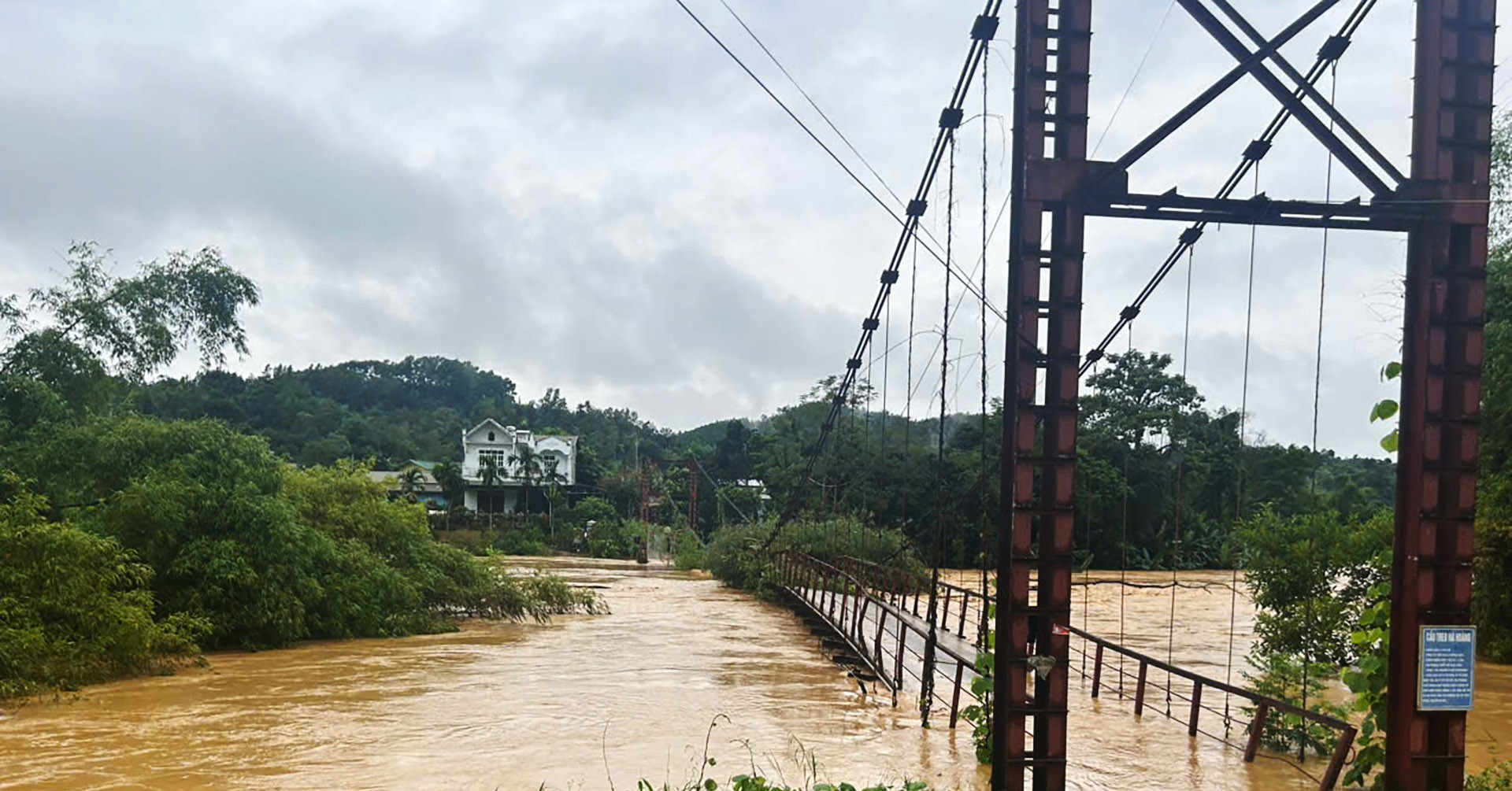 Khoảnh khắc cây cầu biến dạng khi dòng lũ đục ngầu cuồn cuộn đổ về ở Cao Bằng