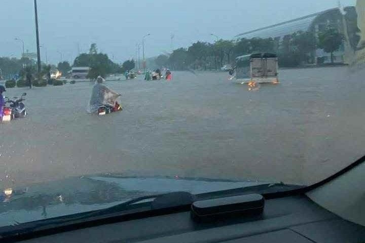 Loạt trường ở Hà Nội cho học sinh nghỉ học vì mưa ngập kèm sấm sét dữ dội