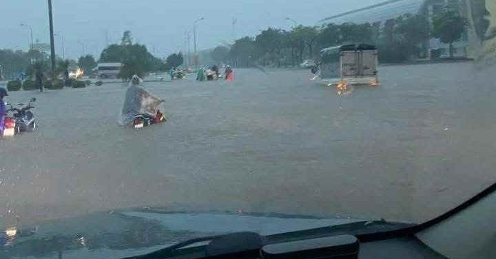 Loạt trường ở Hà Nội cho học sinh nghỉ học vì mưa ngập kèm sấm sét dữ dội