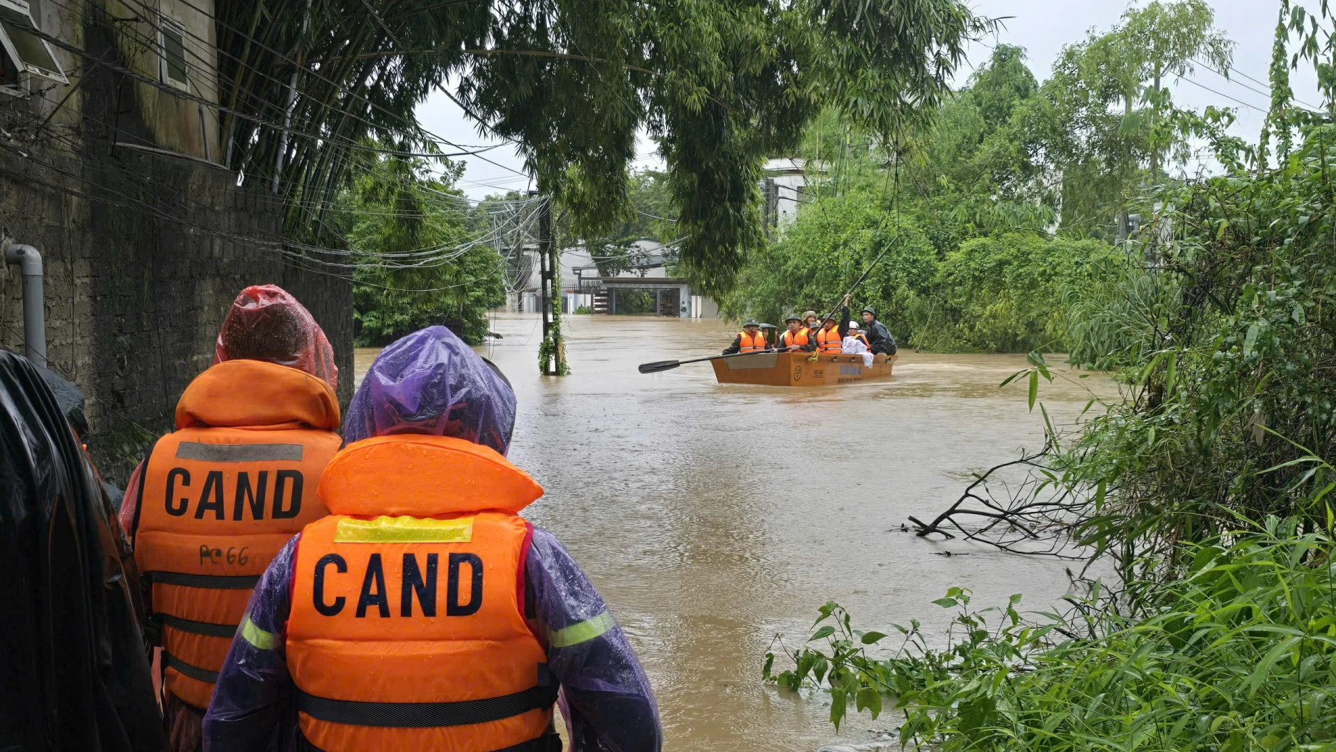 Lực lượng Công an, Quân đội phối hợp giúp đỡ đưa người dân ra khỏi khu vực ngập lụt..webp