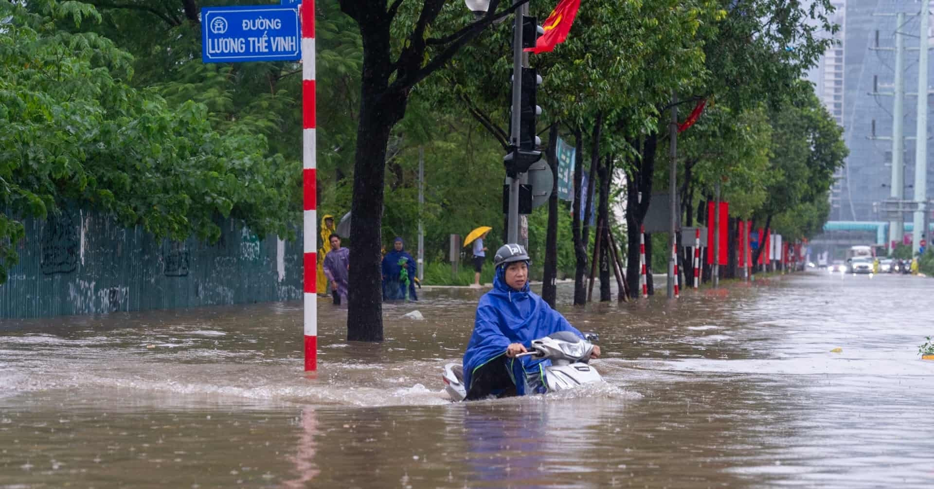Lý giải miền Bắc mưa lớn như trút nước, so sánh hai đợt mưa cực đoan tại Hà Nội