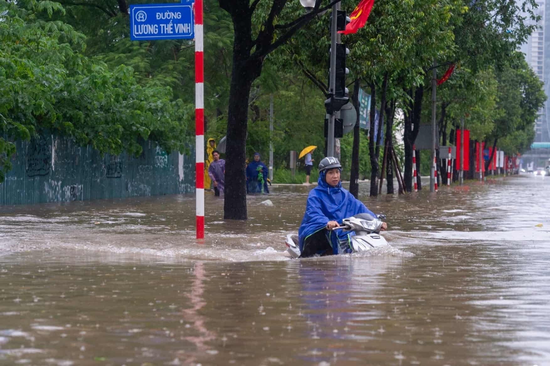 Ngập sâu 69 điểm khiến Hà Nội lại 'thất thủ', xe chết máy la liệt trên các phố
