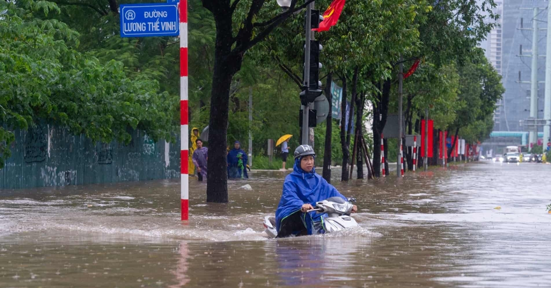 Ngập sâu 69 điểm khiến Hà Nội lại &amp;apos;thất thủ&amp;apos;, xe chết máy la liệt trên các phố