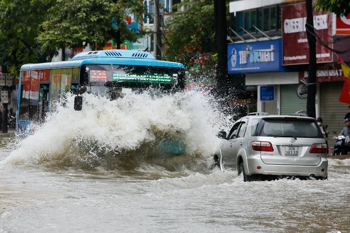 Mưa dữ dội gây ngập 69 điểm, xe chết máy la liệt trên các phố ở Hà Nội