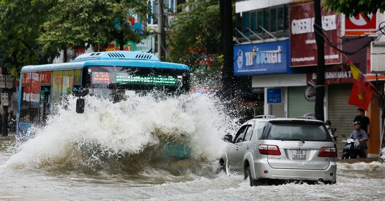 Mưa dữ dội gây ngập 69 điểm, xe chết máy la liệt trên các phố ở Hà Nội