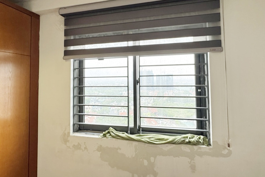 Mưa kéo dài, nước tràn qua cửa sổ căn hộ, cách nào xử lý?