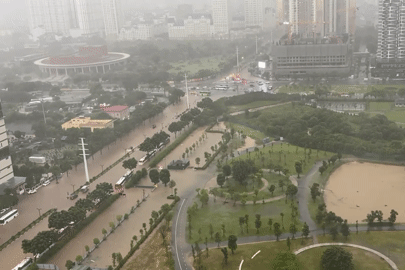 Mưa lớn do bão Matmo, nhiều tuyến phố Hà Nội ngập sâu, giao thông khó khăn