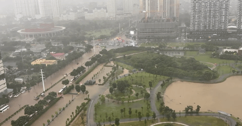 Mưa lớn do bão Matmo, nhiều tuyến phố Hà Nội ngập sâu, giao thông khó khăn