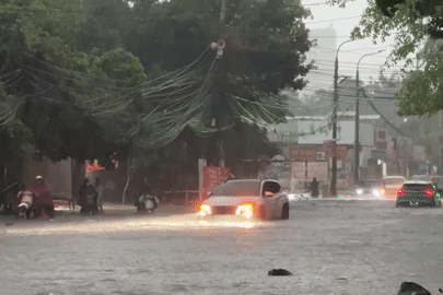 Mưa trút nước xuyên đêm, hàng loạt tuyến phố Hà Nội lại ngập úng