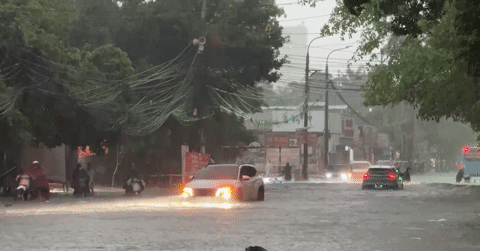 Mưa trút nước xuyên đêm, hàng loạt tuyến phố Hà Nội lại ngập úng
