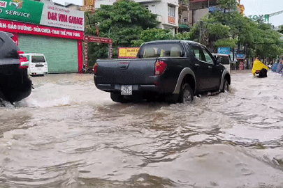Muôn kiểu chống ngập ở Thủ đô, một tháng 2 trận mưa xối xả khiến dân ngao ngán thở dài