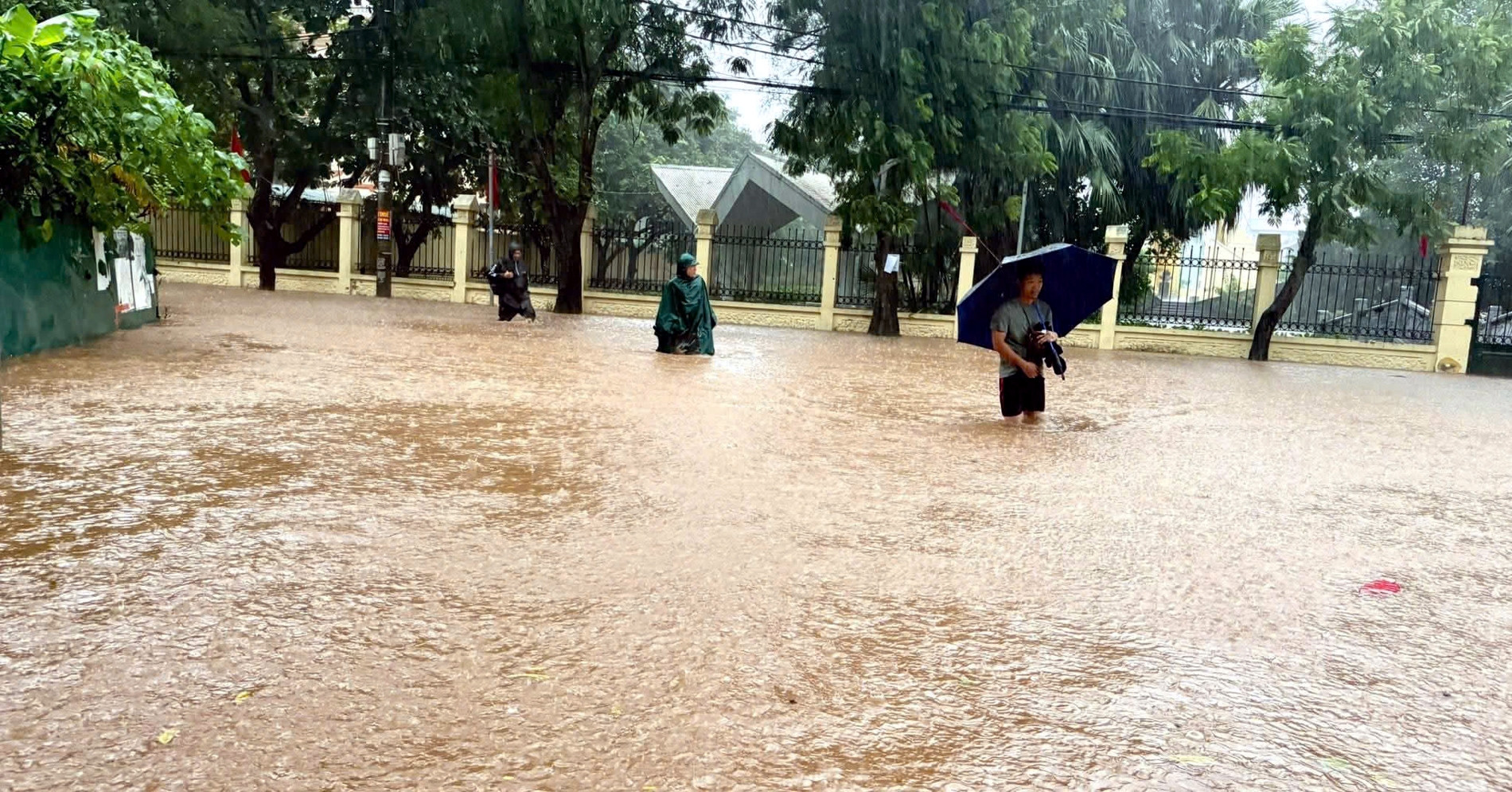 Muôn kiểu chống ngập ở Thủ đô, một tháng 2 trận mưa xối xả khiến dân ngao ngán thở dài