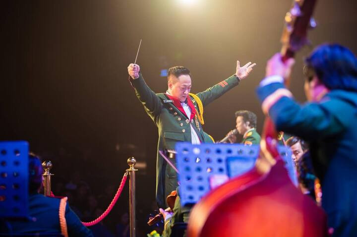 NSND Nguyễn Xuân Bắc chỉ huy dàn nhạc trong chương trình