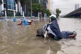 Ngập sâu 69 điểm khiến Hà Nội lại 'thất thủ', xe chết máy la liệt trên các phố