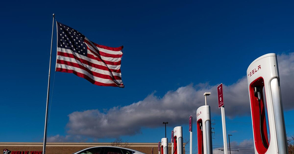 Người Mỹ đổ xô đi mua xe điện trước cú sốc lớn