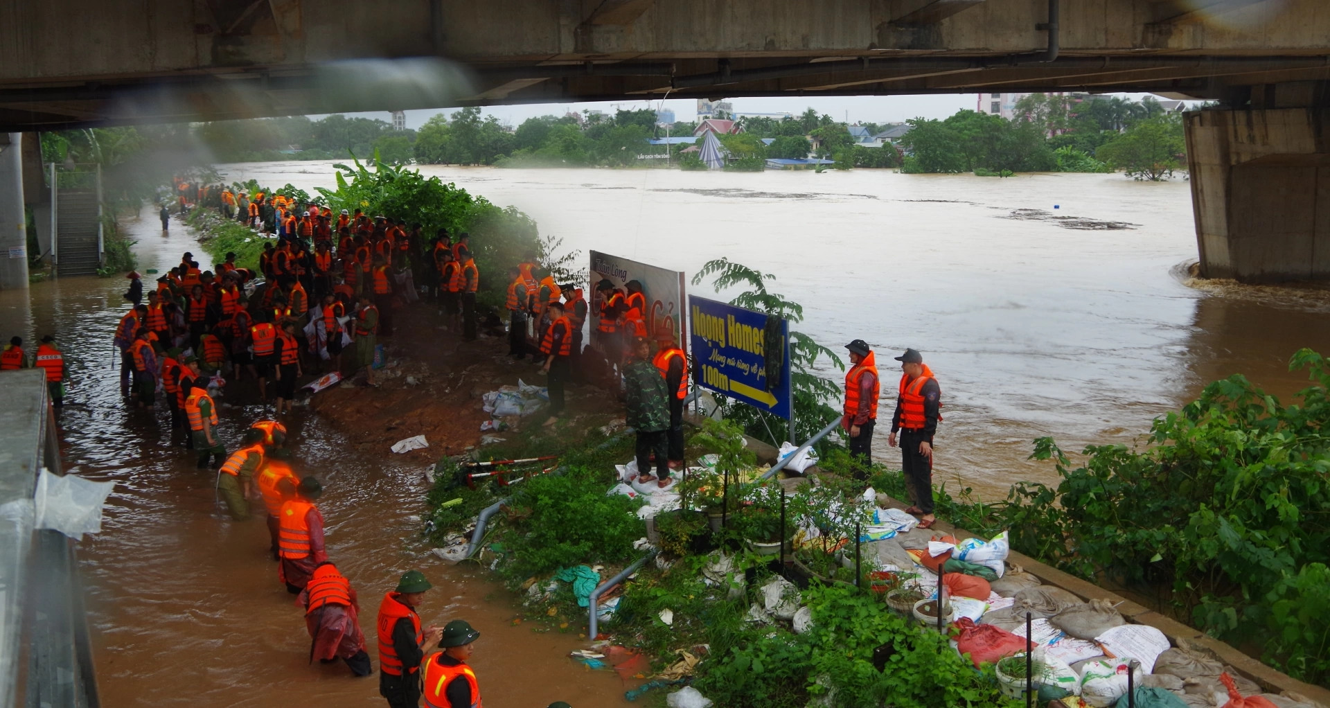 Nước sông Cầu lên nhanh chóng mặt, Giám đốc Công an ra quyết định khẩn cấp
