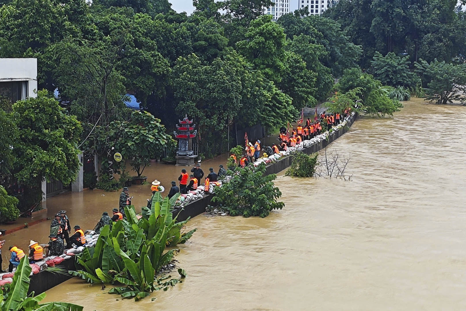 Phía sau clip nước lũ dâng cao, tưởng nuốt chửng người giữ đê ở Thái Nguyên