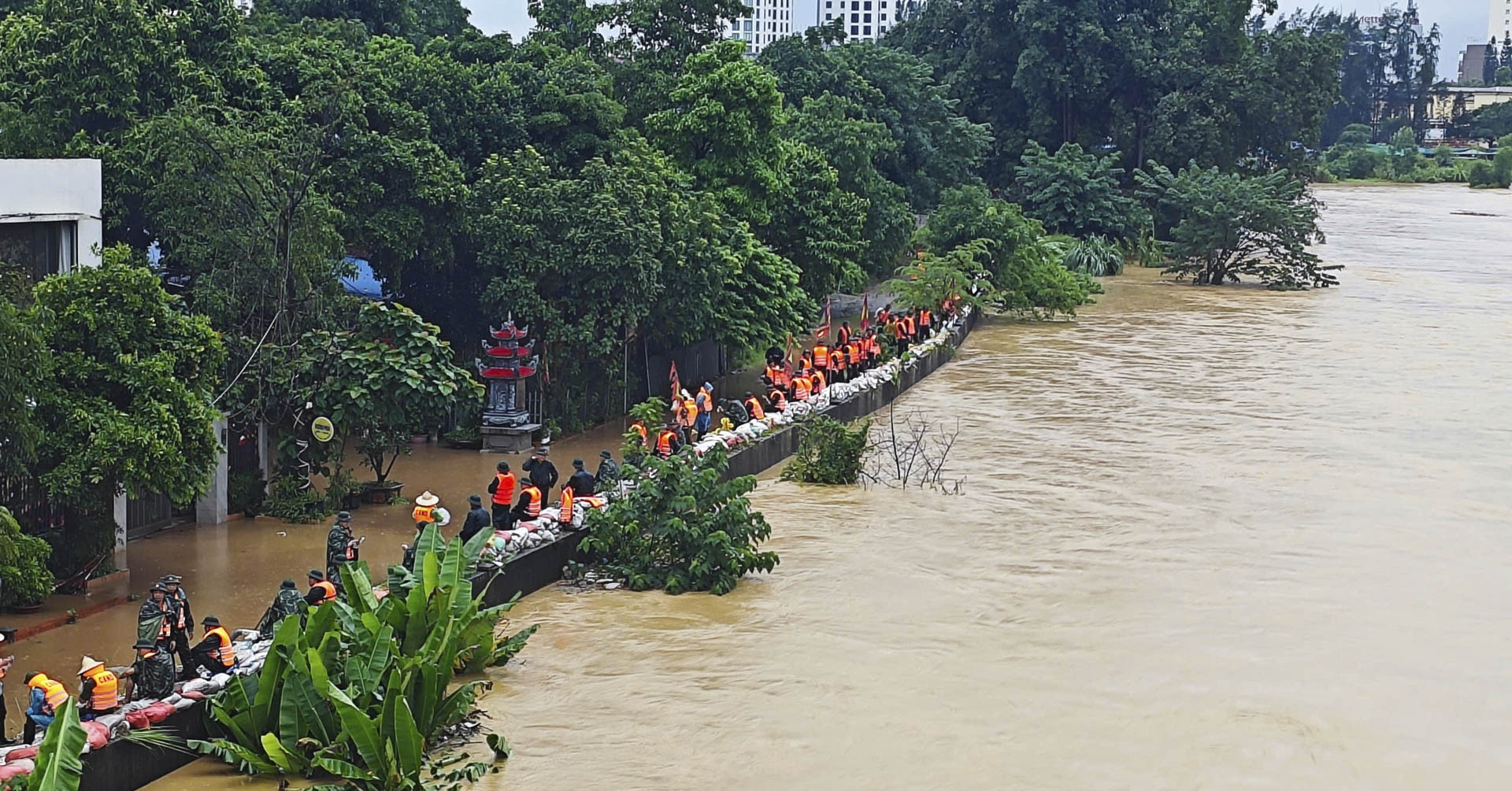 Phía sau clip nước lũ dâng cao, tưởng nuốt chửng người giữ đê ở Thái Nguyên