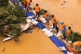 Phía sau clip nước lũ dâng cao, tưởng nuốt chửng người giữ đê ở Thái Nguyên
