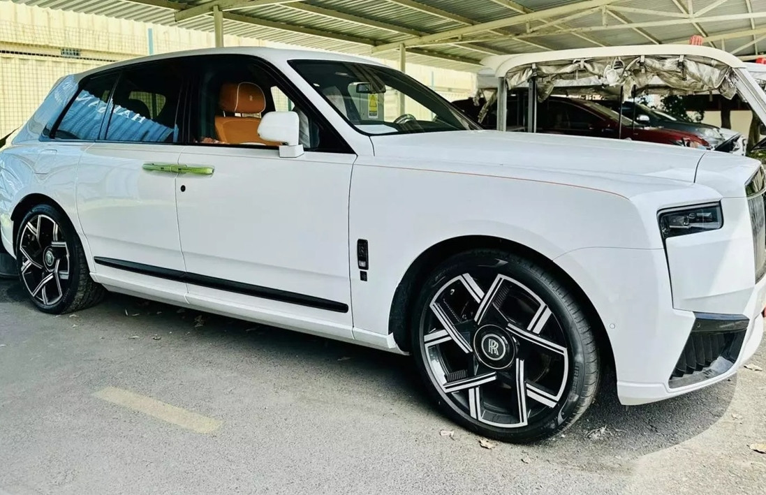 Rolls-Royce Cullinan bản đặc biệt vừa về Việt Nam, giá lăn bánh gần 50 tỷ đồng