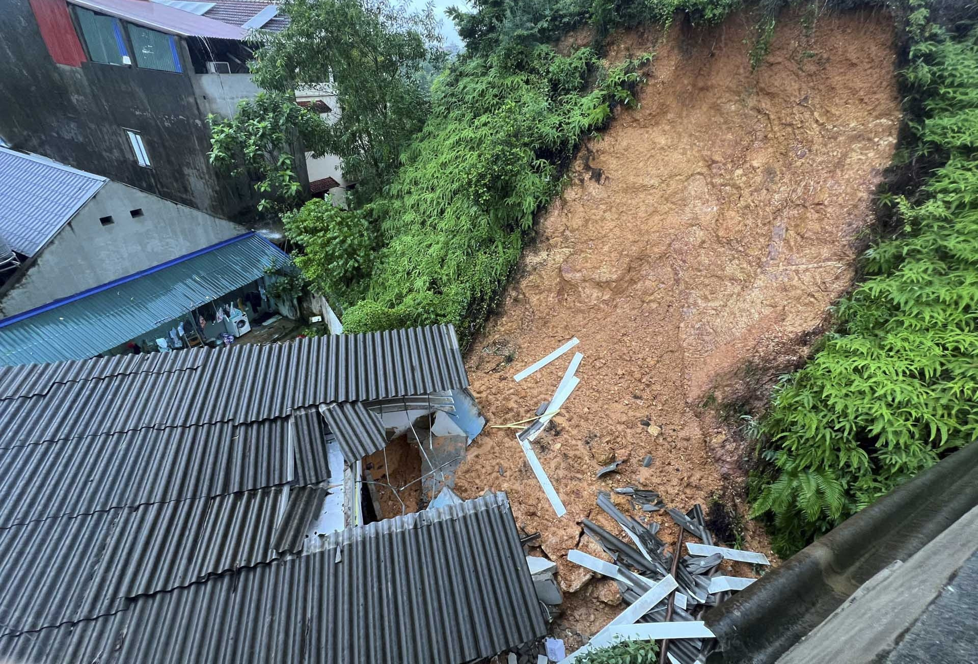 Sạt lở đất vùi lấp khu trọ ở Thái Nguyên, một nam sinh tử vong