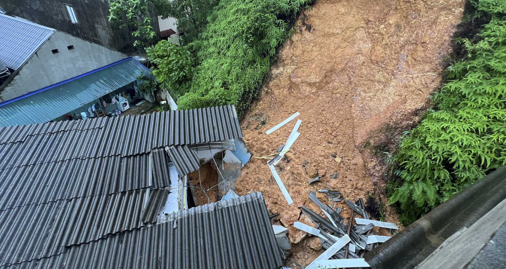 Sạt lở đất vùi lấp khu trọ ở Thái Nguyên, một nam sinh tử vong