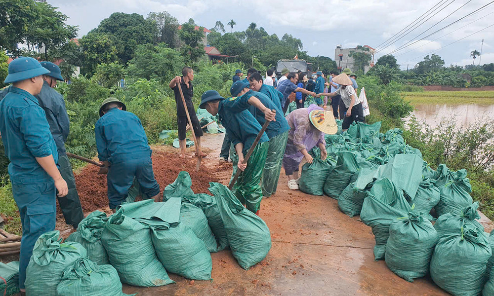 Sau trận mưa lớn đêm 6:10, hơn 100 cán bộ, chiến sĩ dân quân xã Mỹ Thái và Nhân dân tham gia xử lý sạt trượt triền đê bao thôn Cổng Phên. .jpg