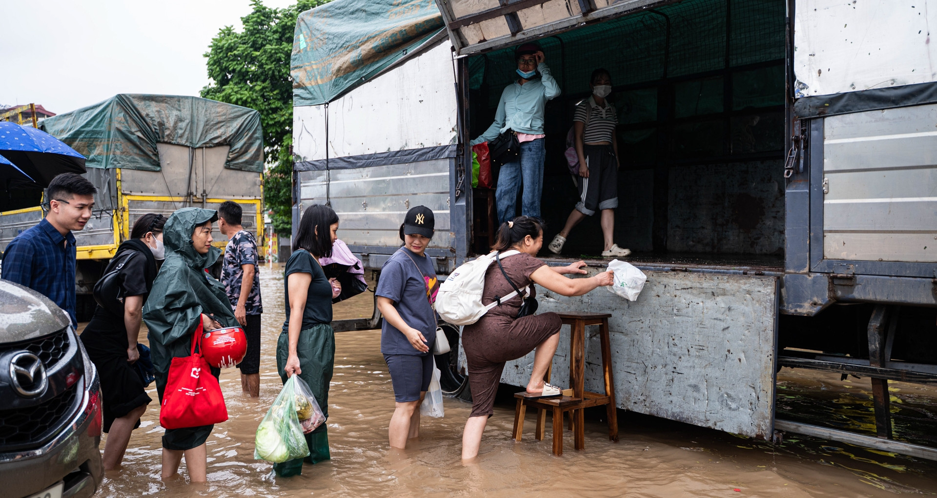 Tài xế Hà Nội lái xe tải 10 tấn chở hàng trăm người vượt ‘biển nước’ miễn phí