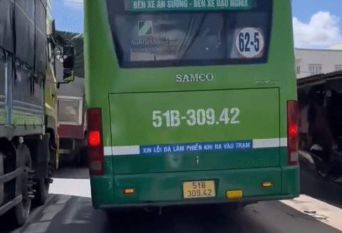 Tài xế lái xe buýt leo vỉa hè ở TPHCM gây bức xúc, lý do đưa ra khó chấp nhận