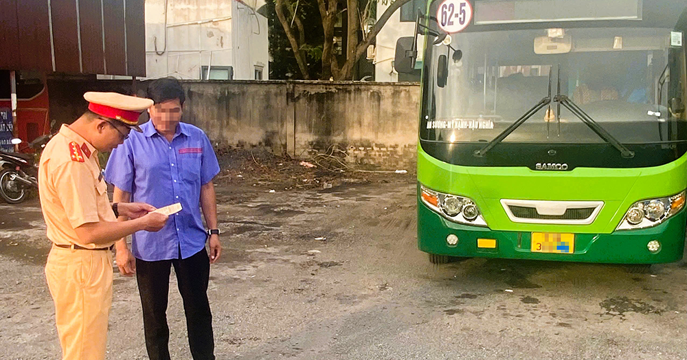 Tài xế lái xe buýt leo vỉa hè ở TPHCM gây bức xúc, lý do đưa ra khó chấp nhận