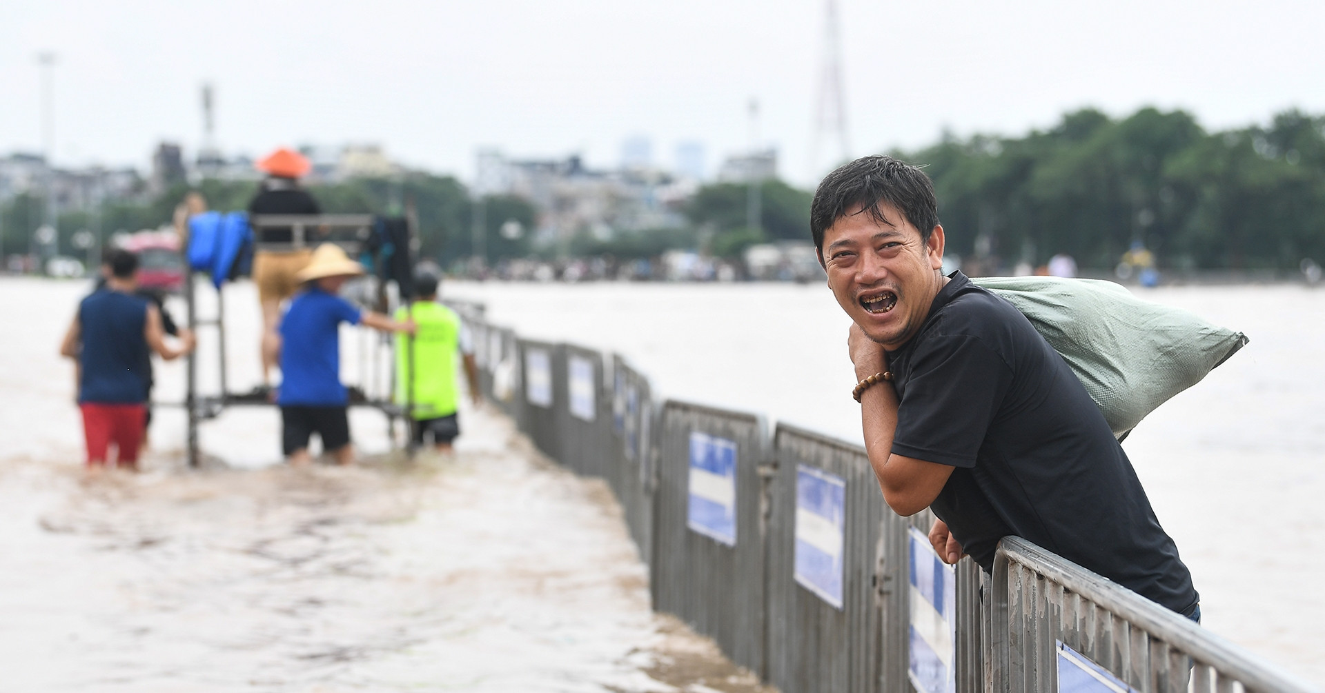 Tan hoang sóng nước trên Quảng trường Mỹ Đình